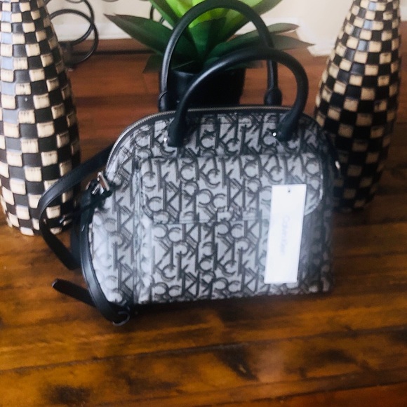 Calvin Klein - Picture 3 of 3